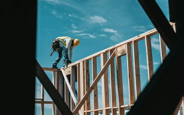 Artisan travaillant sur la structure d’un bâtiment