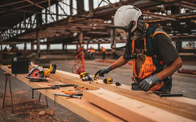Professionnel utilisant un outil sur le chantier