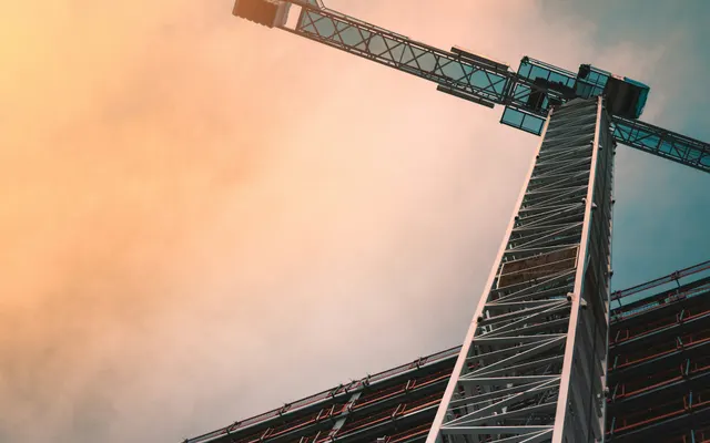 Grue au-dessus d’un bâtiment en construction