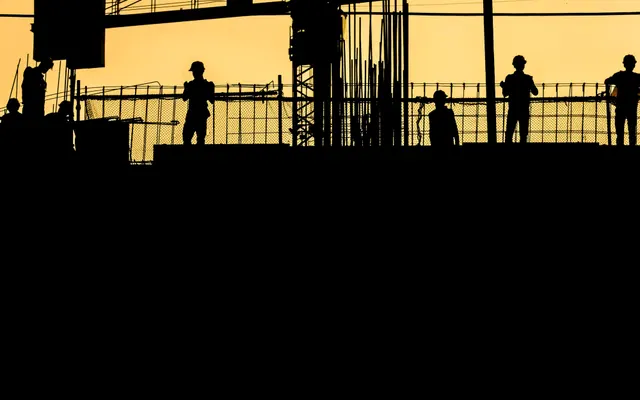 Équipe avançant sur un chantier extérieur