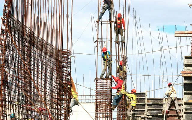 Ouvriers coordonnant une étape de construction