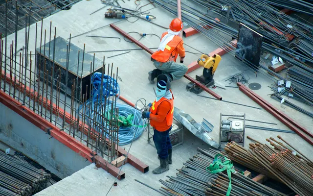 Professionnels équipés sur leur chantier