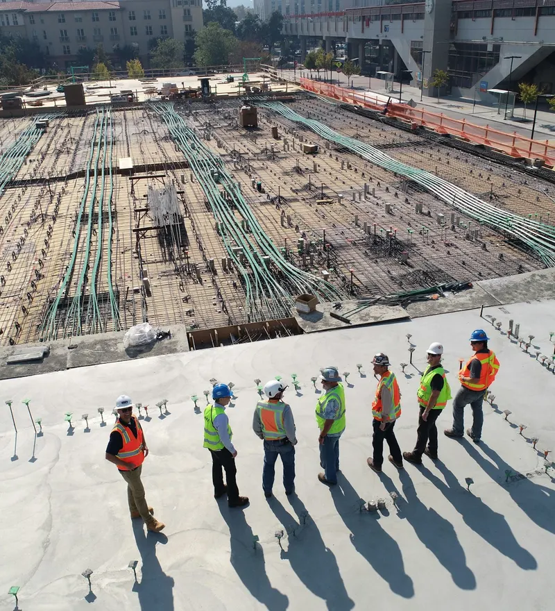 Artisans réunis sur un chantier en cours