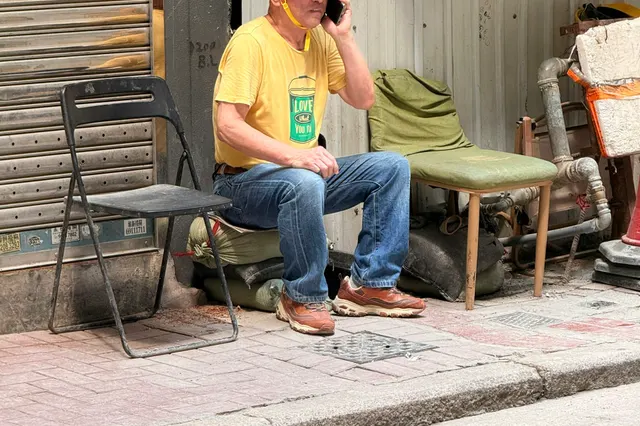 Artisan frustré devant des photos de chantier non publiées