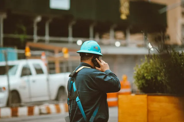 Artisan interrompu par un appel pendant son travail