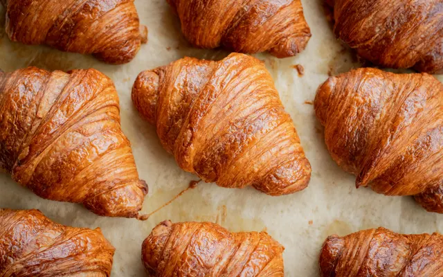 Croissants frais alignés après la cuisson