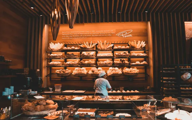 Boulangerie présentant ses pains aux clients