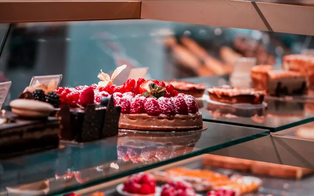 Gâteaux exposés dans la vitrine de la boulangerie