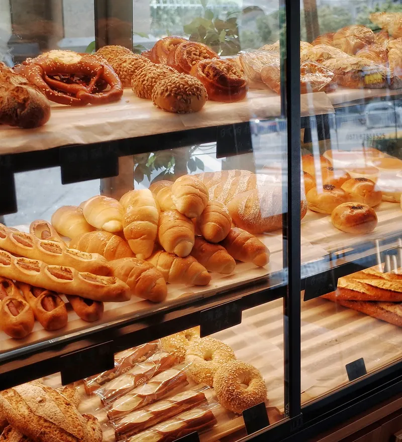 Vitrine de boulangerie remplie de produits frais
