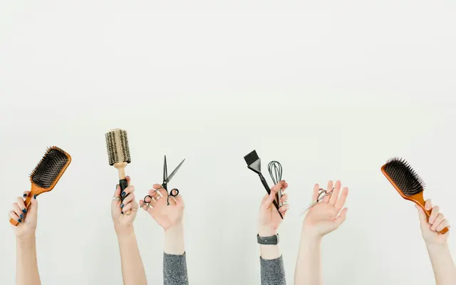Brosses et outils utilisés dans un salon de coiffure