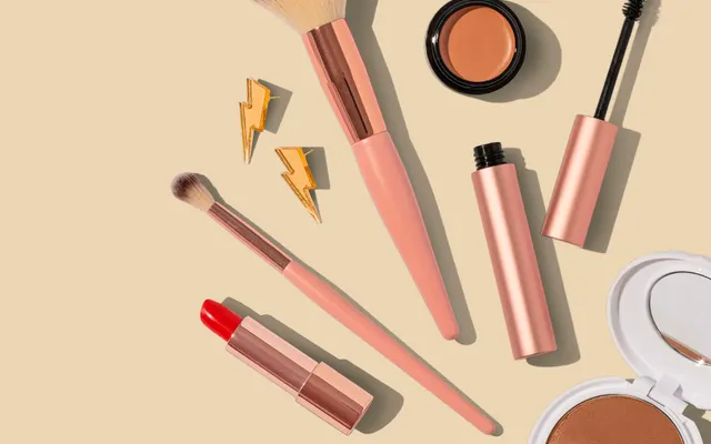 Produits de beauté organisés dans un institut