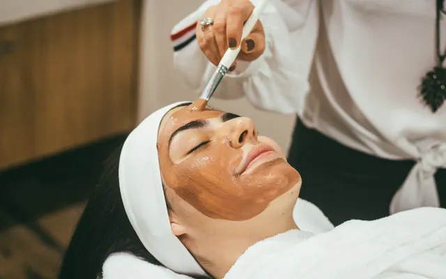 Cliente recevant un soin du visage