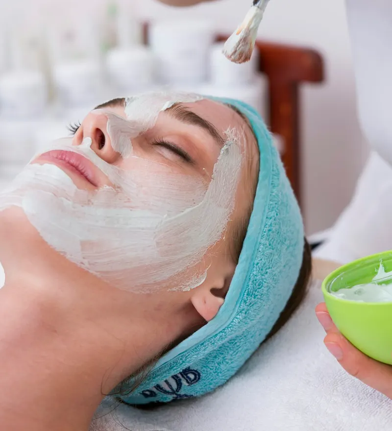Esthéticienne réalisant un soin du visage