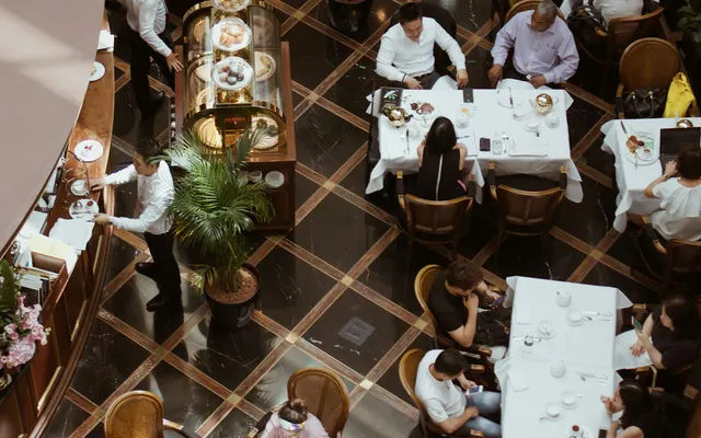 Clients installés autour des tables du restaurant