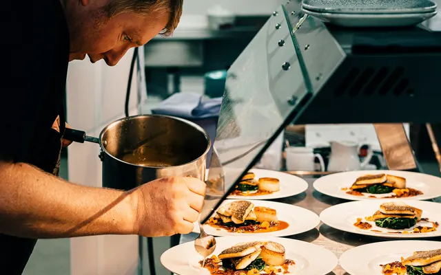 Chef dressant les assiettes avant le service