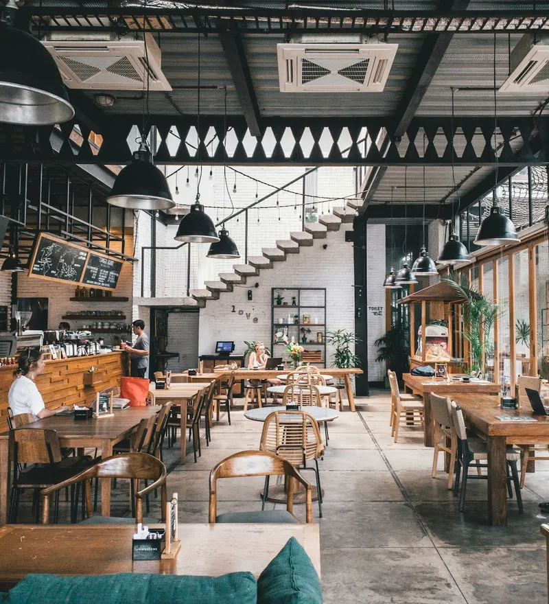 Salle de restaurant prête à accueillir les clients