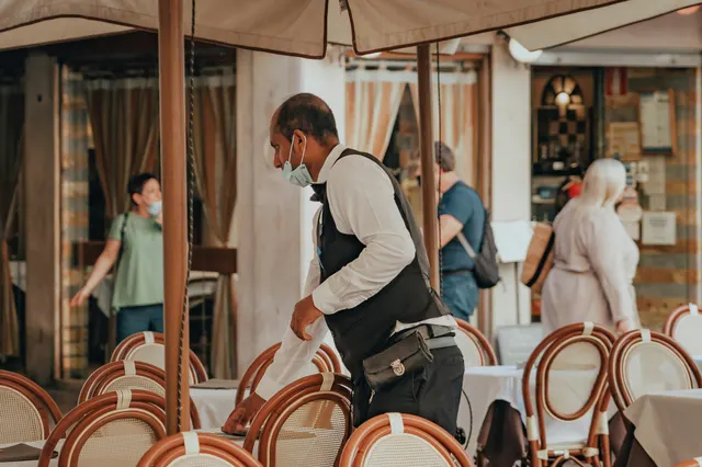Restaurateur débordé pendant un service chargé